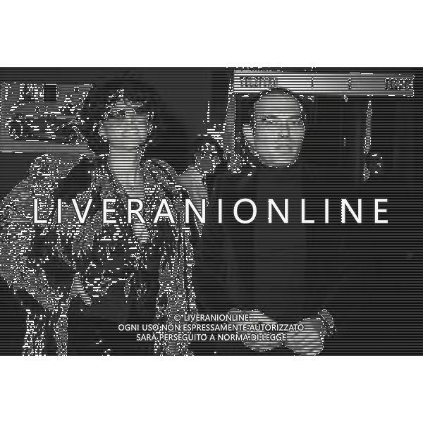 RETROSPETTIVA CLAUDIA CARDINALE ATTRICE NELLA FOTO CLAUDIA CARDINALE CON PASQUALE SQUITIERI AL PREMIO RODOLFO VALENTINO NELL\'ANNO 1975 AG ALDO LIVERANI SAS