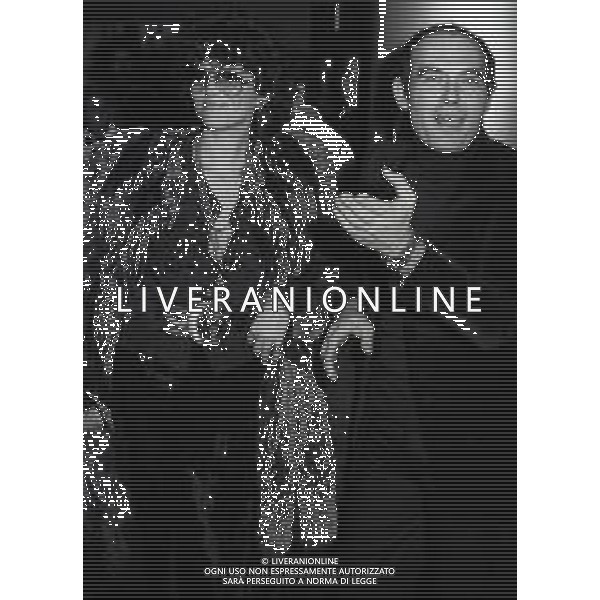 RETROSPETTIVA CLAUDIA CARDINALE ATTRICE NELLA FOTO CLAUDIA CARDINALE CON PASQUALE SQUITIERI AL PREMIO RODOLFO VALENTINO NELL\'ANNO 1975 AG ALDO LIVERANI SAS