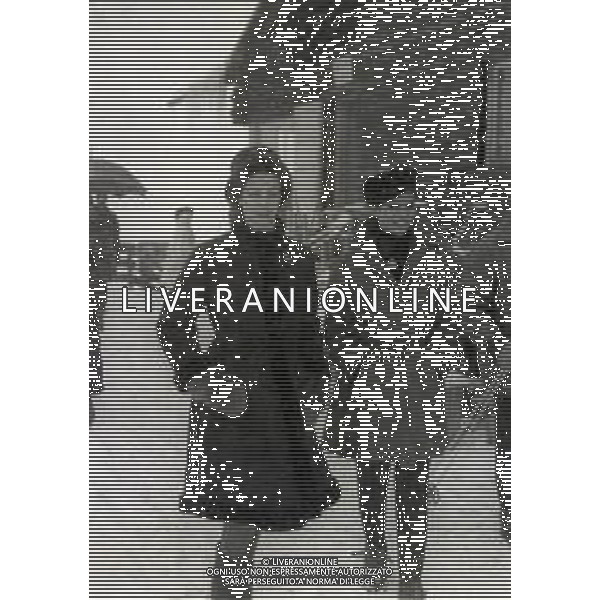 RETROSPETTIVA CLAUDIA CARDINALE ATTRICE NELLA FOTO CLAUDIA CARDINALE CON (CAPUCINE) HELEN IRENE LEFEVBRE A CORTINA D\'AMPEZZO NELL\'ANNO 1963 AG ALDO LIVERANI SAS