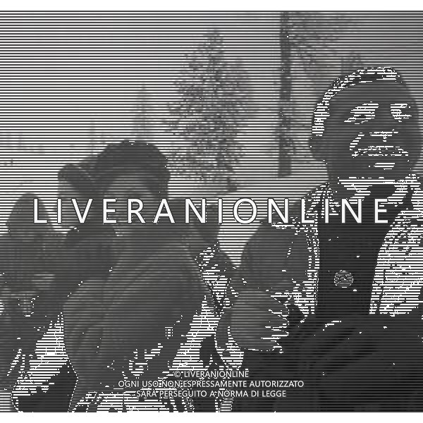RETROSPETTIVA CLAUDIA CARDINALE ATTRICE NELLA FOTO CLAUDIA CARDINALE CON (CAPUCINE) HELEN IRENE LEFEVBRE A CORTINA D\'AMPEZZO NELL\'ANNO 1963 AG ALDO LIVERANI SAS