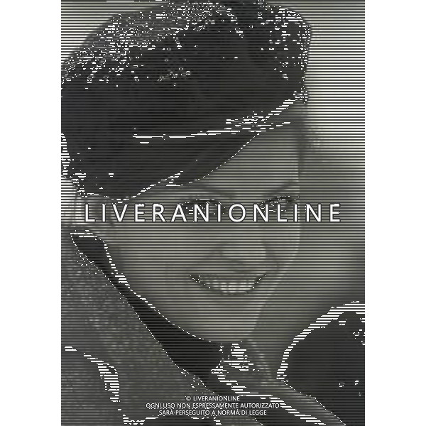 RETROSPETTIVA CLAUDIA CARDINALE ATTRICE NELLA FOTO CLAUDIA CARDINALE CON (CAPUCINE) HELEN IRENE LEFEVBRE A CORTINA D\'AMPEZZO NELL\'ANNO 1963 AG ALDO LIVERANI SAS