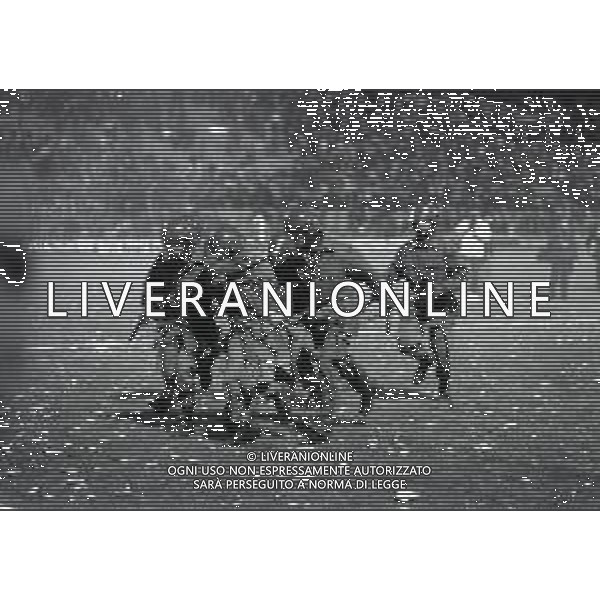 07-12-1983 MILANO COPPA RITORNO UEFA OTTAVI DI FINALE INTER -AUSTRIA VIENNA 1-1 NELLA FOTO CONTESTAZIONE A FINE GARA DEI TIFOSI INTER PER L\'USCITA DALLA COPPA UEFA CON LANCIO DI OGGETTI DAGLI SPALTI AG ALDO LIVERANI SAS