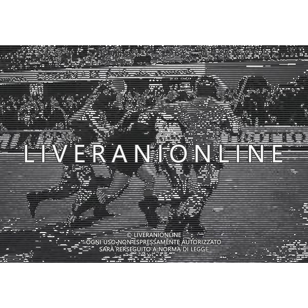 07-12-1983 MILANO COPPA RITORNO UEFA OTTAVI DI FINALE INTER -AUSTRIA VIENNA 1-1 NELLA FOTO CONTESTAZIONE A FINE GARA DEI TIFOSI INTER PER L\'USCITA DALLA COPPA UEFA CON LANCIO DI OGGETTI DAGLI SPALTI AG ALDO LIVERANI SAS