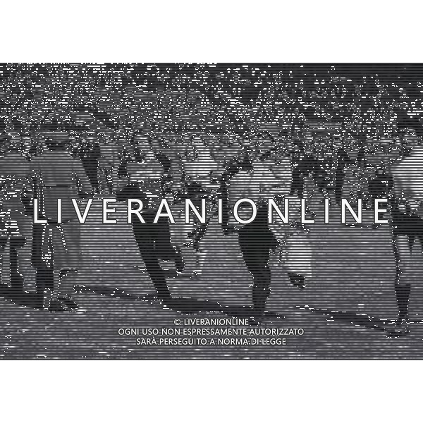 07-12-1983 MILANO COPPA RITORNO UEFA OTTAVI DI FINALE INTER -AUSTRIA VIENNA 1-1 NELLA FOTO CONTESTAZIONE A FINE GARA DEI TIFOSI INTER PER L\'USCITA DALLA COPPA UEFA CON LANCIO DI OGGETTI DAGLI SPALTI AG ALDO LIVERANI SAS