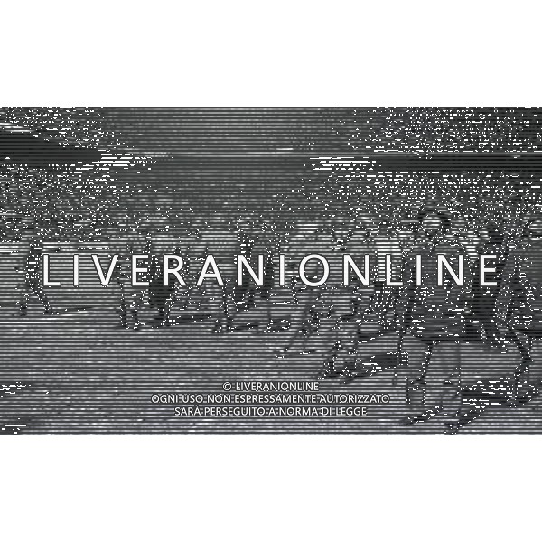 07-12-1983 MILANO COPPA RITORNO UEFA OTTAVI DI FINALE INTER -AUSTRIA VIENNA 1-1 NELLA FOTO CONTESTAZIONE A FINE GARA DEI TIFOSI INTER PER L\'USCITA DALLA COPPA UEFA CON LANCIO DI OGGETTI DAGLI SPALTI AG ALDO LIVERANI SAS