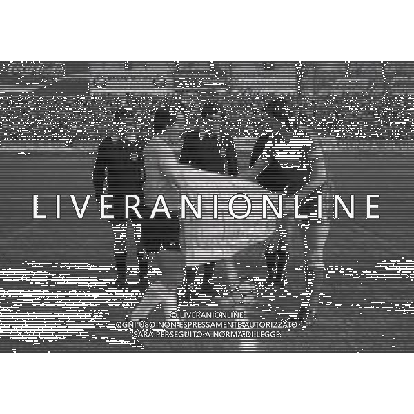 06-03-1983 MONZA CAMPIONATO DI CALCIO SERIE B MONZA PALERMO 5-1 NELLA FOTO ANTONIO LOPEZ-ARBITRO ARCANGELO PEZZELLA E FRANCO FASOLI AG ALDO LIVERANI SAS