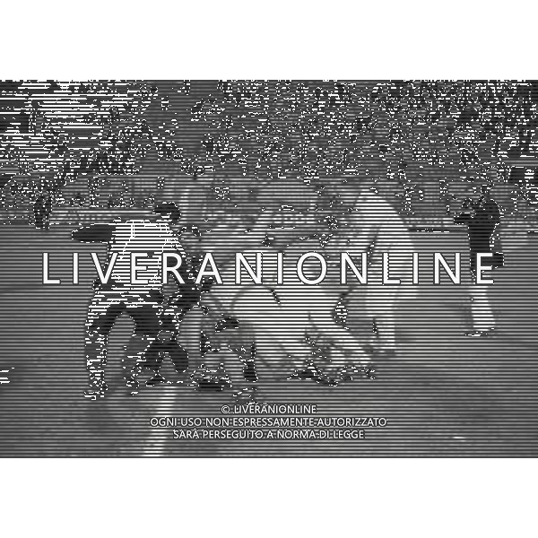 06-05-1987 MILANO COPPA ITALIA INTER CREMONESE 1-1 AI RIGORI 3-5 NELLA FOTO ABBRACCI GIOCATORI CREMONESE AG ALDO LIVERANI SAS