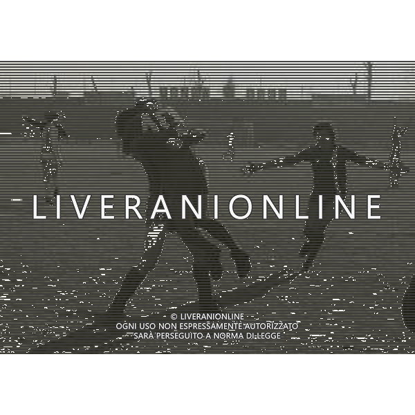 27-01-1980 MONZA CAMPIONATO DI CALCIO SERIE B MONZA L.R.VICENZA 3-2 NELLA FOTO ABBRACCI GIOCATORI MONZA DOPO IL GOAL AG ALDO LIVERANI SAS