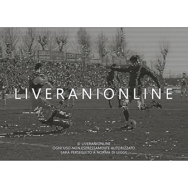 27-01-1980 MONZA CAMPIONATO DI CALCIO SERIE B MONZA L.R.VICENZA 3-2 NELLA FOTO AZIONE DI GIOCO AG ALDO LIVERANI SAS