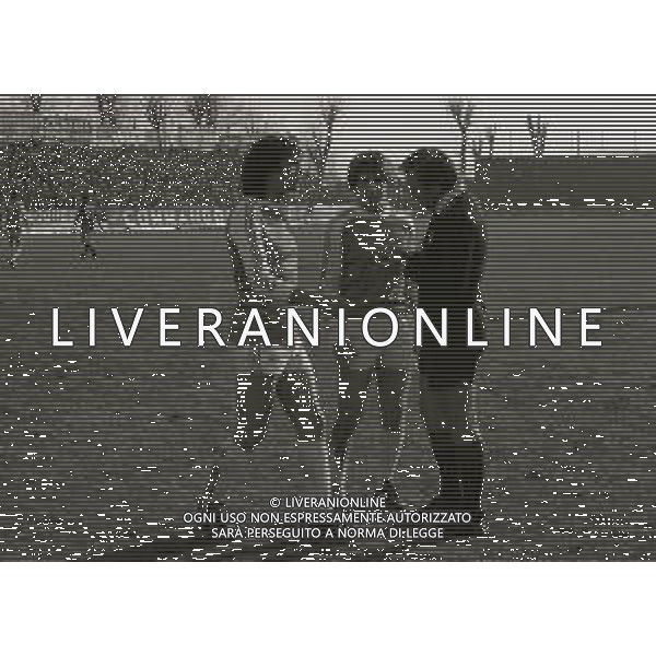 27-01-1980 MONZA CAMPIONATO DI CALCIO SERIE B MONZA L.R.VICENZA 3-2 NELLA FOTO ARBITRO RICCARDO LATTANZI CON LUCIANO MARANGON E LUCIANO MIANI AG ALDO LIVERANI SAS