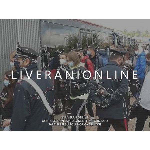 IMOLA 16 10 2020 CARABINIERI ALL\'USCITA DELLA SCUOLA CONTROLLANO GLI INGRESSI SUGLI AUTOBUS SCOLASTICI PER IL DISTANZIAMENTO E LA CAPIENZA DEI POSTI PER GLI STUDENTI PRESENTE CAPITANO ANDREA OXILIA COMANDANTE DELLA STAZIONE DI IMOLA ©SANNA