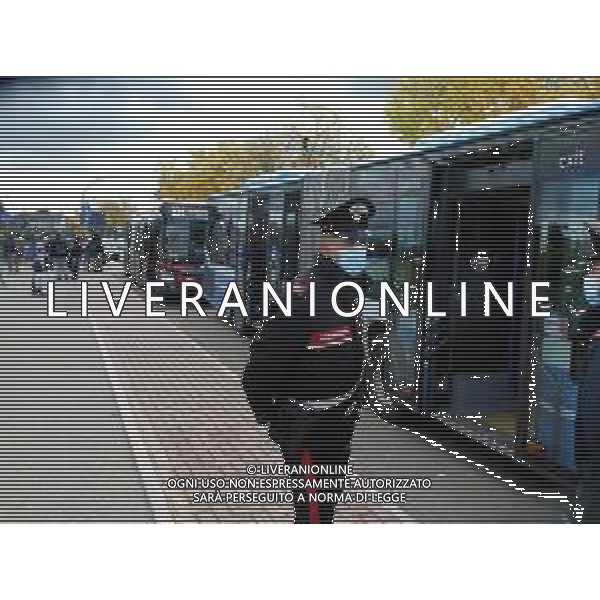 IMOLA 16 10 2020 CARABINIERI ALL\'USCITA DELLA SCUOLA CONTROLLANO GLI INGRESSI SUGLI AUTOBUS SCOLASTICI PER IL DISTANZIAMENTO E LA CAPIENZA DEI POSTI PER GLI STUDENTI PRESENTE CAPITANO ANDREA OXILIA COMANDANTE DELLA STAZIONE DI IMOLA ©SANNA