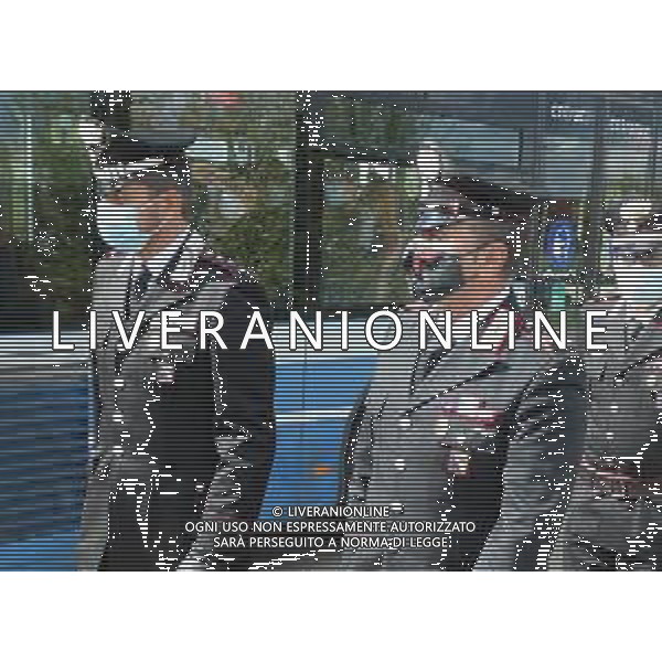 IMOLA 16 10 2020 CARABINIERI ALL\'USCITA DELLA SCUOLA CONTROLLANO GLI INGRESSI SUGLI AUTOBUS SCOLASTICI PER IL DISTANZIAMENTO E LA CAPIENZA DEI POSTI PER GLI STUDENTI PRESENTE CAPITANO ANDREA OXILIA COMANDANTE DELLA STAZIONE DI IMOLA ©SANNA