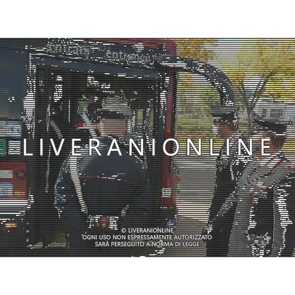IMOLA 16 10 2020 CARABINIERI ALL\'USCITA DELLA SCUOLA CONTROLLANO GLI INGRESSI SUGLI AUTOBUS SCOLASTICI PER IL DISTANZIAMENTO E LA CAPIENZA DEI POSTI PER GLI STUDENTI PRESENTE CAPITANO ANDREA OXILIA COMANDANTE DELLA STAZIONE DI IMOLA ©SANNA