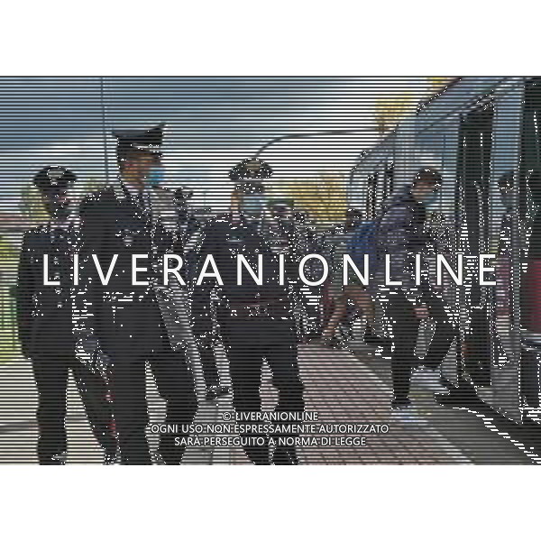 IMOLA 16 10 2020 CARABINIERI ALL\'USCITA DELLA SCUOLA CONTROLLANO GLI INGRESSI SUGLI AUTOBUS SCOLASTICI PER IL DISTANZIAMENTO E LA CAPIENZA DEI POSTI PER GLI STUDENTI PRESENTE CAPITANO ANDREA OXILIA COMANDANTE DELLA STAZIONE DI IMOLA ©SANNA