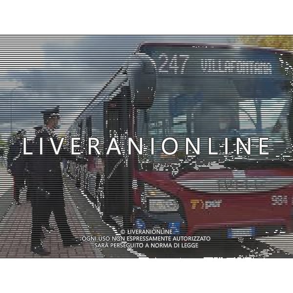 IMOLA 16 10 2020 CARABINIERI ALL\'USCITA DELLA SCUOLA CONTROLLANO GLI INGRESSI SUGLI AUTOBUS SCOLASTICI PER IL DISTANZIAMENTO E LA CAPIENZA DEI POSTI PER GLI STUDENTI PRESENTE CAPITANO ANDREA OXILIA COMANDANTE DELLA STAZIONE DI IMOLA ©SANNA