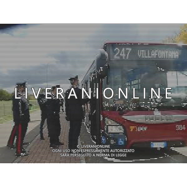 IMOLA 16 10 2020 CARABINIERI ALL\'USCITA DELLA SCUOLA CONTROLLANO GLI INGRESSI SUGLI AUTOBUS SCOLASTICI PER IL DISTANZIAMENTO E LA CAPIENZA DEI POSTI PER GLI STUDENTI PRESENTE CAPITANO ANDREA OXILIA COMANDANTE DELLA STAZIONE DI IMOLA ©SANNA