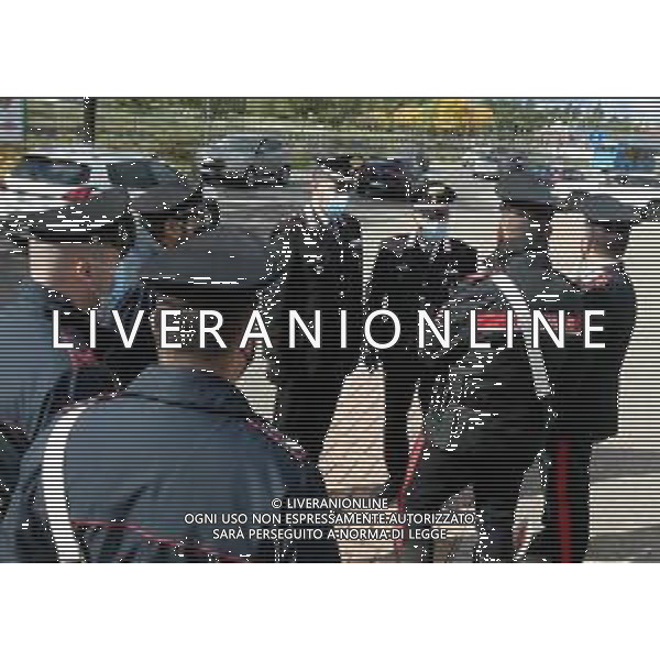 IMOLA 16 10 2020 CARABINIERI ALL\'USCITA DELLA SCUOLA CONTROLLANO GLI INGRESSI SUGLI AUTOBUS SCOLASTICI PER IL DISTANZIAMENTO E LA CAPIENZA DEI POSTI PER GLI STUDENTI PRESENTE CAPITANO ANDREA OXILIA COMANDANTE DELLA STAZIONE DI IMOLA ©SANNA