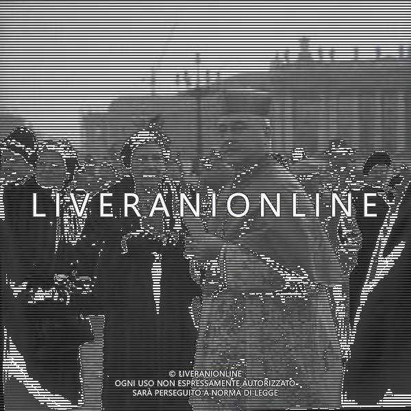RETROSPETTIVA CARDINALE FRANCIS JOSEPH SPELLMAN ARCIVESCOVO CATTOLICO STATUNITENSE NELLA FOTO IL CARDINALE FRANCIS SPELLAMN IN PIAZZA SAN PIETRO A ROMA NELL\'ANNO 1955 AG ALDO LIVERANI SAS