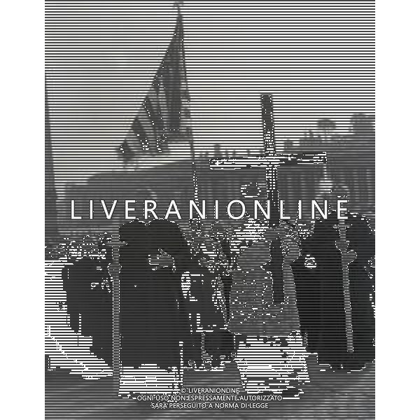 RETROSPETTIVA CARDINALE FRANCIS JOSEPH SPELLMAN ARCIVESCOVO CATTOLICO STATUNITENSE NELLA FOTO IL CARDINALE FRANCIS SPELLAMN IN PIAZZA SAN PIETRO A ROMA NELL\'ANNO 1955 AG ALDO LIVERANI SAS