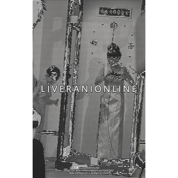 RETROSPETTIVA CLAUDIA CARDINALE ATTRICE NELLA FOTO CLAUDIA CARDINALE A MILANO NELL\'ANNO 1966 CON IL REGISTA ANTONELLO FALQUI E RITA PAVONE AG ALDO LIVERANI SAS 