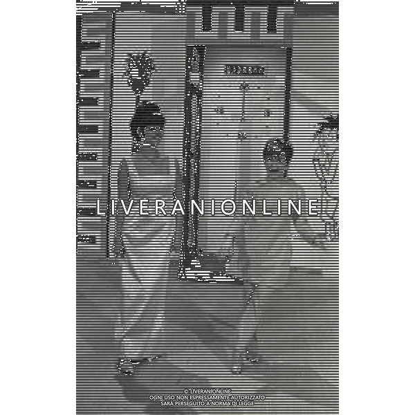 RETROSPETTIVA CLAUDIA CARDINALE ATTRICE NELLA FOTO CLAUDIA CARDINALE A MILANO NELL\'ANNO 1966 CON IL REGISTA ANTONELLO FALQUI E RITA PAVONE AG ALDO LIVERANI SAS 