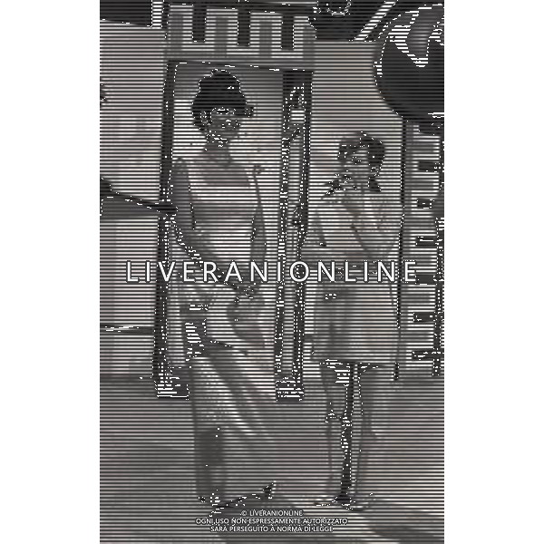 RETROSPETTIVA CLAUDIA CARDINALE ATTRICE NELLA FOTO CLAUDIA CARDINALE A MILANO NELL\'ANNO 1966 CON IL REGISTA ANTONELLO FALQUI E RITA PAVONE AG ALDO LIVERANI SAS 
