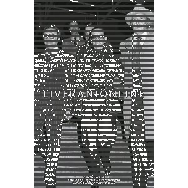 1976 ROMA CLAUDIA CARDINALE E PASQUALE SQUITIERI IN QUESTURA PER LA LITE CON I FOTOGRAFI AG ALDO LIVERANI SAS