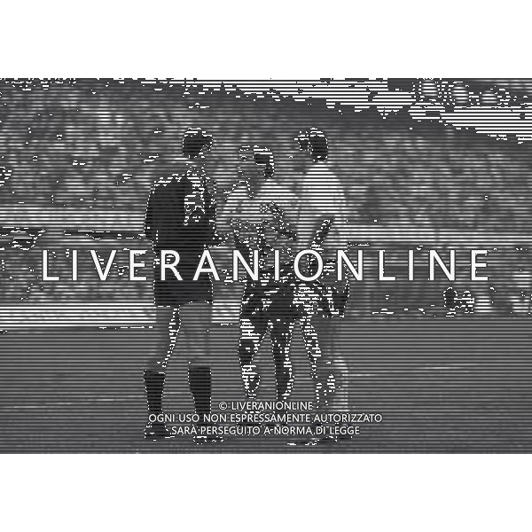 29-11-1987 MILANO CAMPIONATO DI CALCIO SERIE A INTER NAPOLI 1-1 NELLA FOTO ARBITRO CARLO LONGHI CON SALVATORE BAGNI E FERNANDO DE NAPOLI AG ALDO LIVERANI SAS