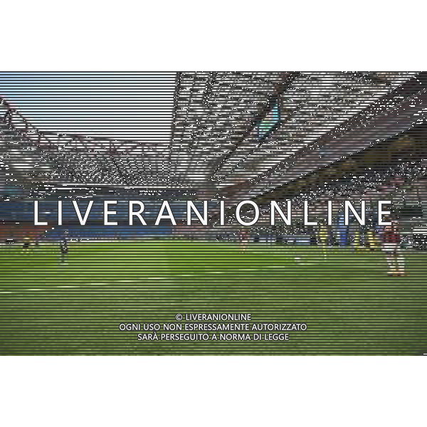 il derby con gli spalti vuoti - veduta interno stadio senza tifosi - hakan calhanoglu calcio d\'angolo Inter vs Milan Campionato Serie A TIM - 4¬∞ giornata Milano 17-10-2020 Stadio Giuseppe Meazza - San Siro foto Roberto Garavaglia - agenzia Aldo Liverani sas/ AGENZIA ALDO LIVERANI SAS