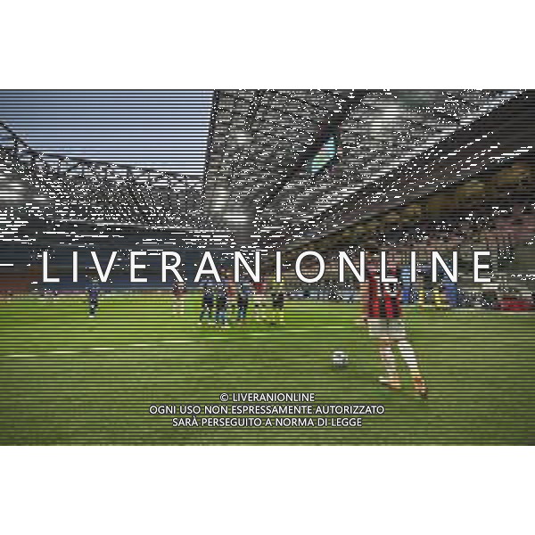 il derby con gli spalti vuoti - veduta interno stadio senza tifosi - hakan calhanoglu rimessa laterale Inter vs Milan Campionato Serie A TIM - 4° giornata Milano 17-10-2020 Stadio Giuseppe Meazza - San Siro foto Roberto Garavaglia - agenzia Aldo Liverani sas/ AGENZIA ALDO LIVERANI SAS
