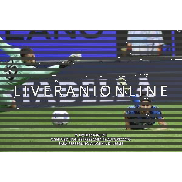 Achraf Hakimi (Inter) vicino al gol del 2 a 2 con un colpo di testa in tuffo Inter vs Milan Campionato Serie A TIM - 4° giornata Milano 17-10-2020 Stadio Giuseppe Meazza - San Siro foto Roberto Garavaglia - agenzia Aldo Liverani sas / AGENZIA ALDO LIVERANI SAS