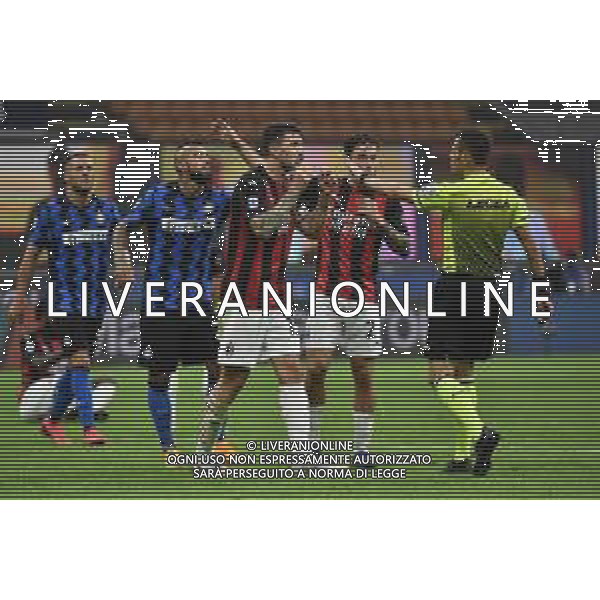 giocatori del Milan protestano con l\'arbitro Mariani - alessio romagnoli e davide calabria Inter vs Milan Campionato Serie A TIM - 4¬∞ giornata Milano 17-10-2020 Stadio Giuseppe Meazza - San Siro foto Roberto Garavaglia - agenzia Aldo Liverani sas / AGENZIA ALDO LIVERANI SAS