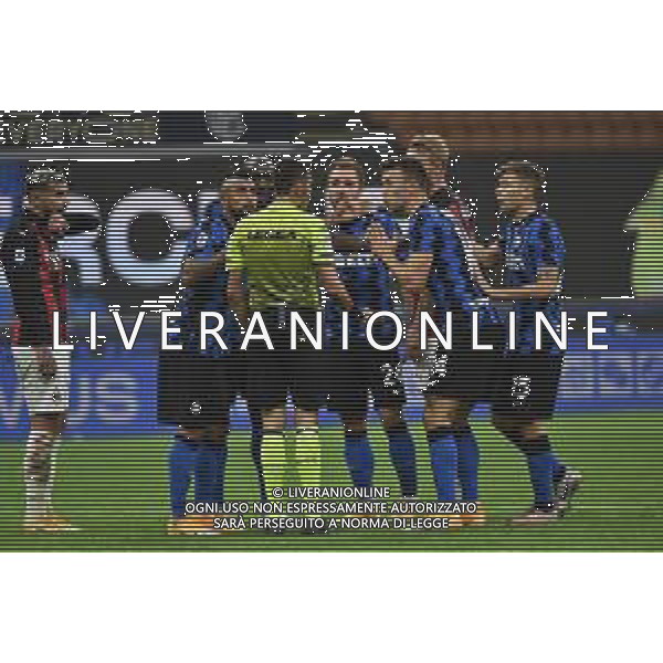 giocatori dell\'Inter protestano con l\'arbitro Mariani Inter vs Milan Campionato Serie A TIM - 4¬∞ giornata Milano 17-10-2020 Stadio Giuseppe Meazza - San Siro foto Roberto Garavaglia - agenzia Aldo Liverani sas / AGENZIA ALDO LIVERANI SAS