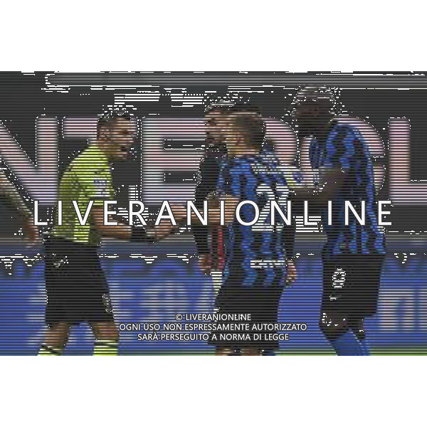 giocatori dell’Inter protestano con l’arbitro Maurizio Mariani di Aprilia Inter vs Milan Campionato Serie A TIM - 4° giornata Milano 17-10-2020 Stadio Giuseppe Meazza - San Siro foto Roberto Garavaglia - agenzia Aldo Liverani sas