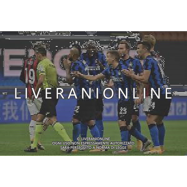 giocatori dell’Inter protestano con l’arbitro Maurizio Mariani di Aprilia Inter vs Milan Campionato Serie A TIM - 4° giornata Milano 17-10-2020 Stadio Giuseppe Meazza - San Siro foto Roberto Garavaglia - agenzia Aldo Liverani sas