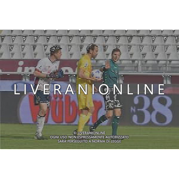 Torino 18.10.2020 Stadio Olimpico Grande Torino ©Falzone/Agenzia Aldo Liverani Torino vs Cagliari Serie A Tim 2020-2021 Nella foto : ALESSIO CRAGNO- DIEGO GODIN- ARBITRO LA PENNA © AGENZIA ALDO LIVERANI SAS