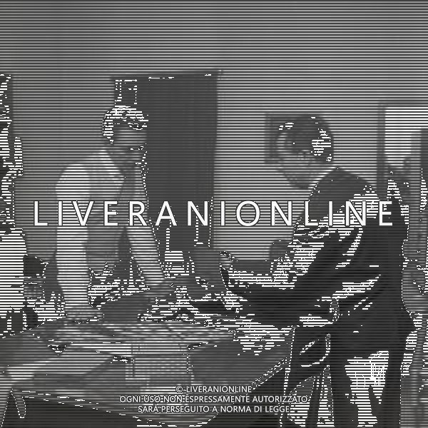 RETROSPETTIVA GIOVANNI GRUPPONE COMMISSARIO DI POLIZIA DI STATO NELLA FOTO GIOVANNI GRUPPONE COMMISSARIO DI POLIZIA DI STATO DAL SARTO NELL\'ANNO 1965 AG ALDO LIVERANI SAS