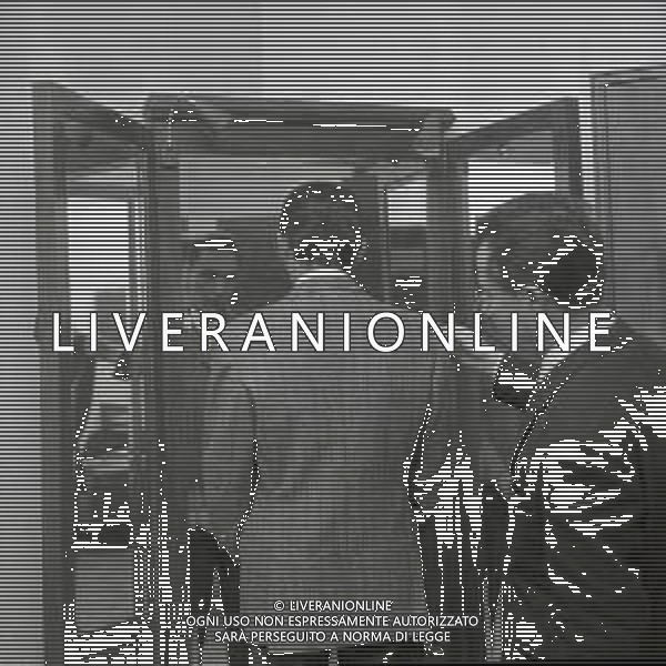 RETROSPETTIVA GIOVANNI GRUPPONE COMMISSARIO DI POLIZIA DI STATO NELLA FOTO GIOVANNI GRUPPONE COMMISSARIO DI POLIZIA DI STATO DAL SARTO NELL\'ANNO 1965 AG ALDO LIVERANI SAS