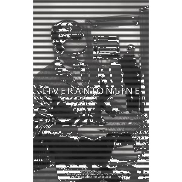 RETROSPETTIVA GIOVANNI GRUPPONE COMMISSARIO DI POLIZIA DI STATO NELLA FOTO GIOVANNI GRUPPONE COMMISSARIO DI POLIZIA DI STATO DAL SARTO NELL\'ANNO 1965 AG ALDO LIVERANI SAS