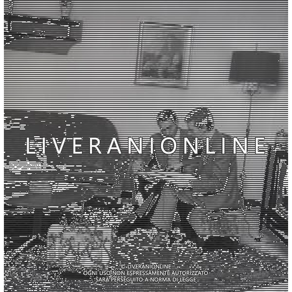 RETROSPETTIVA GIOVANNI GRUPPONE COMMISSARIO DI POLIZIA DI STATO NELLA FOTO GIOVANNI GRUPPONE COMMISSARIO DI POLIZIA DI STATO CON IL FIGLIO NELL\'ANNO 1965 AG ALDO LIVERANI SAS