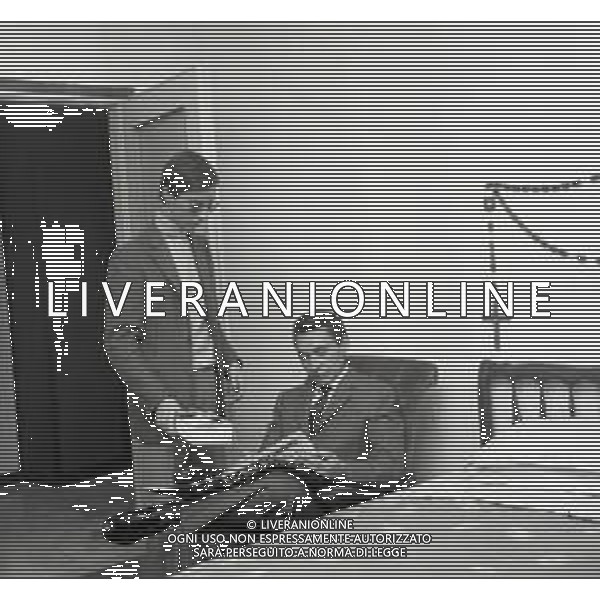 RETROSPETTIVA GIOVANNI GRUPPONE COMMISSARIO DI POLIZIA DI STATO NELLA FOTO GIOVANNI GRUPPONE COMMISSARIO DI POLIZIA DI STATO CON IL FIGLIO NELL\'ANNO 1965 AG ALDO LIVERANI SAS