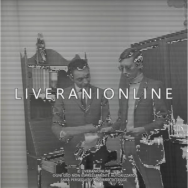 RETROSPETTIVA GIOVANNI GRUPPONE COMMISSARIO DI POLIZIA DI STATO NELLA FOTO GIOVANNI GRUPPONE COMMISSARIO DI POLIZIA DI STATO CON IL FIGLIO NELL\'ANNO 1965 AG ALDO LIVERANI SAS