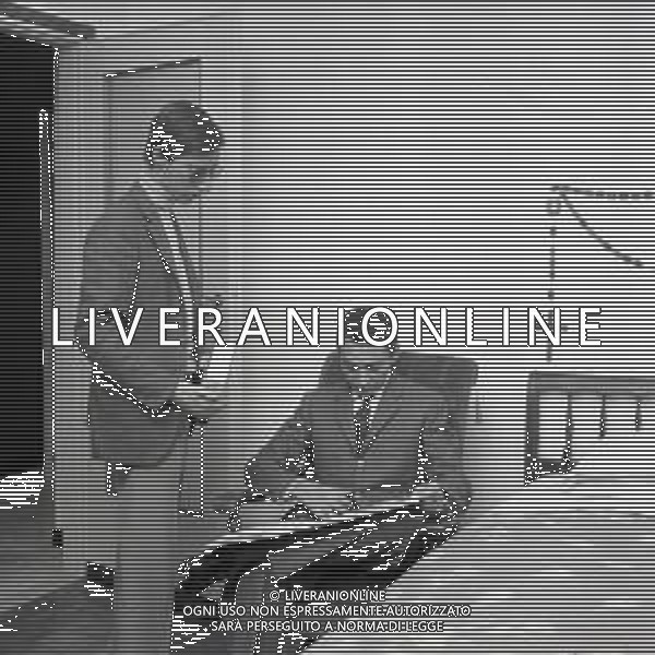RETROSPETTIVA GIOVANNI GRUPPONE COMMISSARIO DI POLIZIA DI STATO NELLA FOTO GIOVANNI GRUPPONE COMMISSARIO DI POLIZIA DI STATO CON IL FIGLIO NELL\'ANNO 1965 AG ALDO LIVERANI SAS