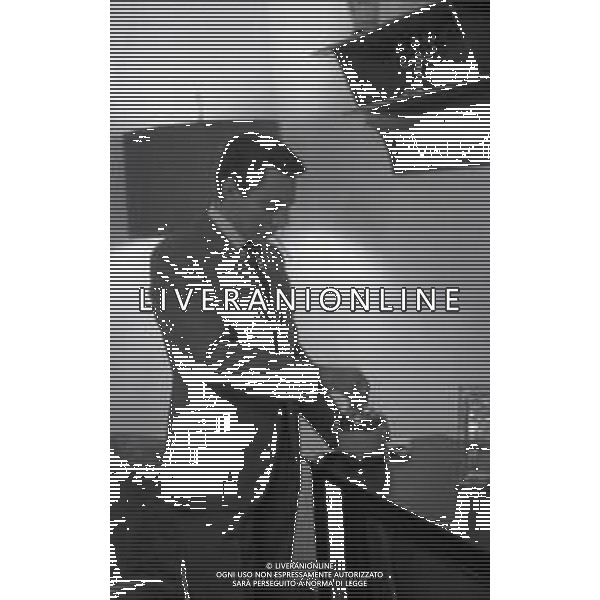 RETROSPETTIVA GIOVANNI GRUPPONE COMMISSARIO DI POLIZIA DI STATO  NELLA FOTO GIOVANNI GRUPPONE COMMISSARIO DI POLIZIA DI STATO CON IL FIGLIO NELL\'ANNO 1965 AG ALDO LIVERANI SAS 