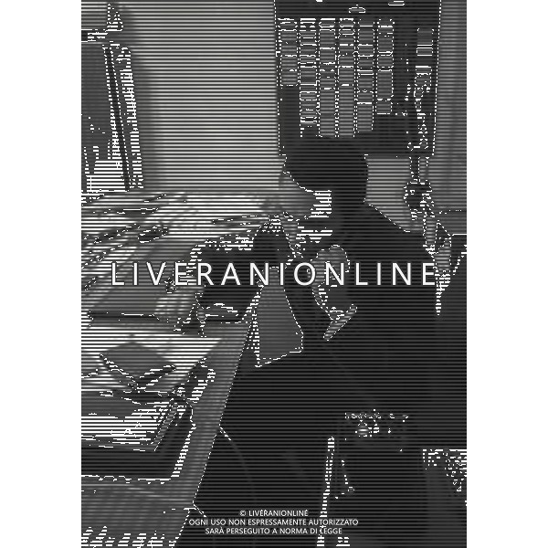 RETROSPETTIVA GIOVANNI GRUPPONE COMMISSARIO DI POLIZIA DI STATO NELLA FOTO GIOVANNI GRUPPONE COMMISSARIO DI POLIZIA DI STATO NEL SUO UFFICIO A MILANO NELL\'ANNO 1965 AG ALDO LIVERANI SAS