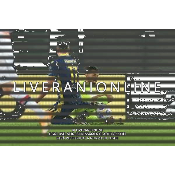 Hellas Verona vs Genoa - italian soccer Serie A match 2020/2021, 19 October 2020 Verona, Italy Photo showing: Andrea Favilli (Verona) and the genoa\'s goalkeeper Mattia Perina @LM/Alessio Tarpini/ AGENZIA ALDO LIVERANI SAS