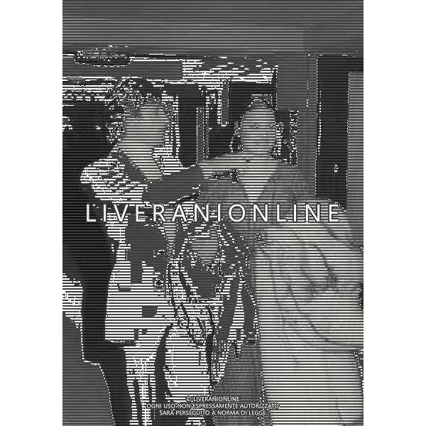 RETROSPETTIVA TONY RENIS CANTANTE NELLA FOTO TONY RENIS CON LA MOGLIE ELETTRA MORINI A MILANO NELL\'ANNO 1978 AG ALDO LIVERANI SAS 