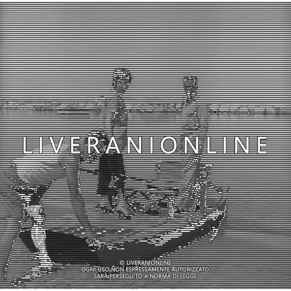 GINA LOLLOBRIGIDA ATTRICE ITALIANA - RETROSPETTIVA NELLA FOTO A ISCHIA NEL 1957 CON IL MARITO MILKO SKOFIC IN SPIAGGIA AL MARE ©ARCHIVIO GIOVANNI LIVERANI / AG. ALDO LIVERANI SAS