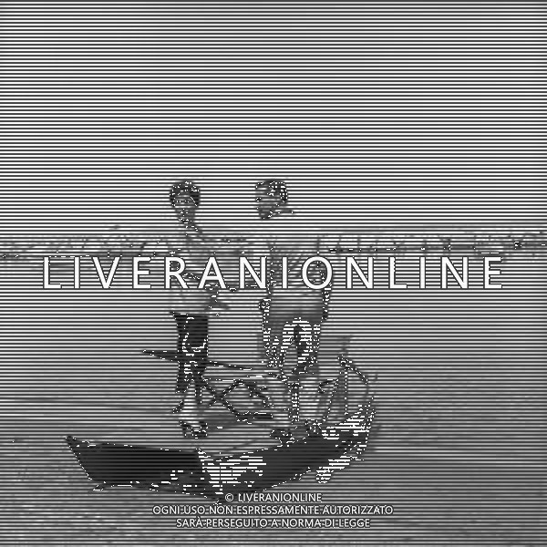 GINA LOLLOBRIGIDA ATTRICE ITALIANA - RETROSPETTIVA NELLA FOTO A ISCHIA NEL 1957 CON IL MARITO MILKO SKOFIC IN SPIAGGIA AL MARE ©ARCHIVIO GIOVANNI LIVERANI / AG. ALDO LIVERANI SAS